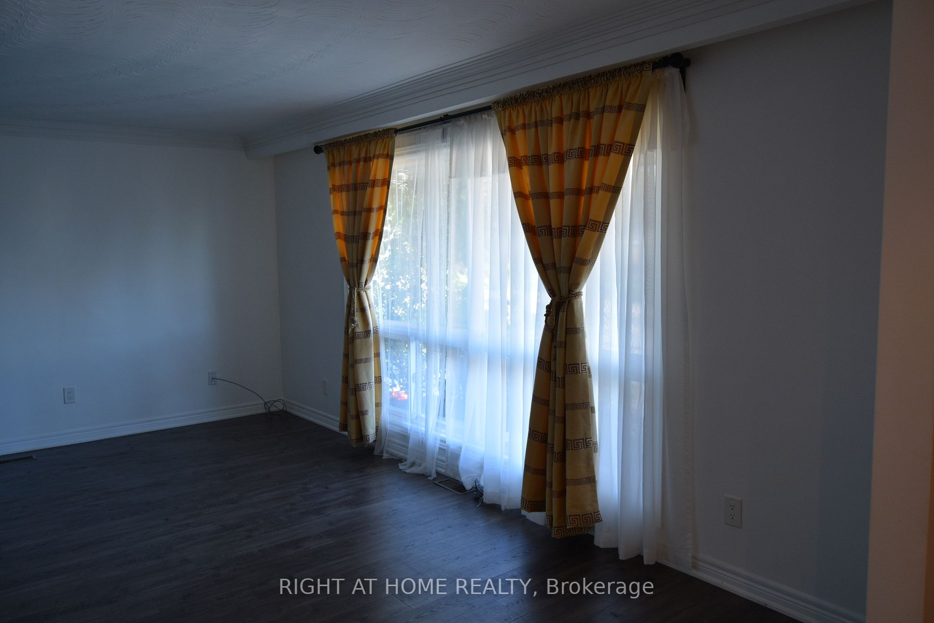 190 Barrie Street W, #Main