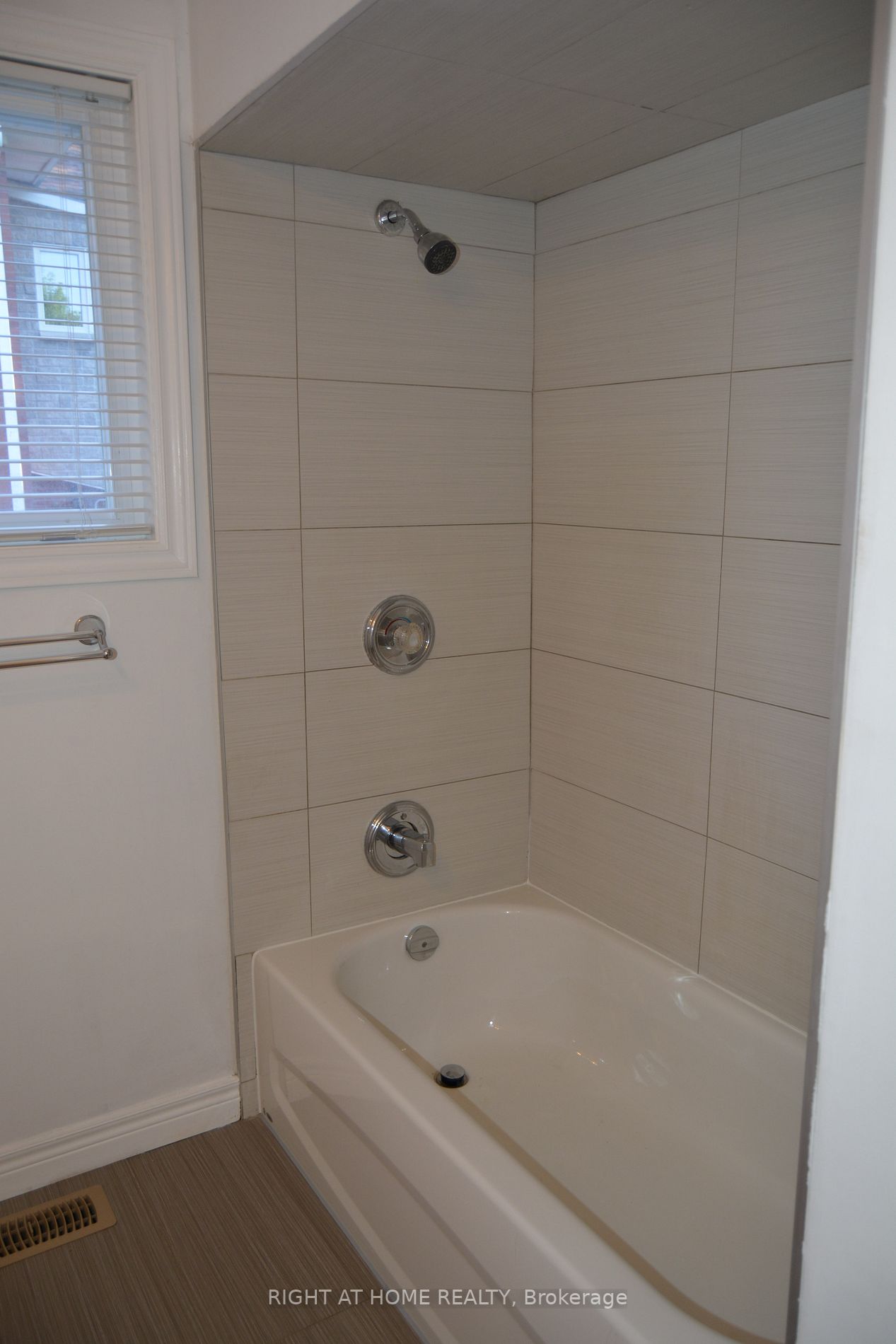 190 Barrie Street W, #Main