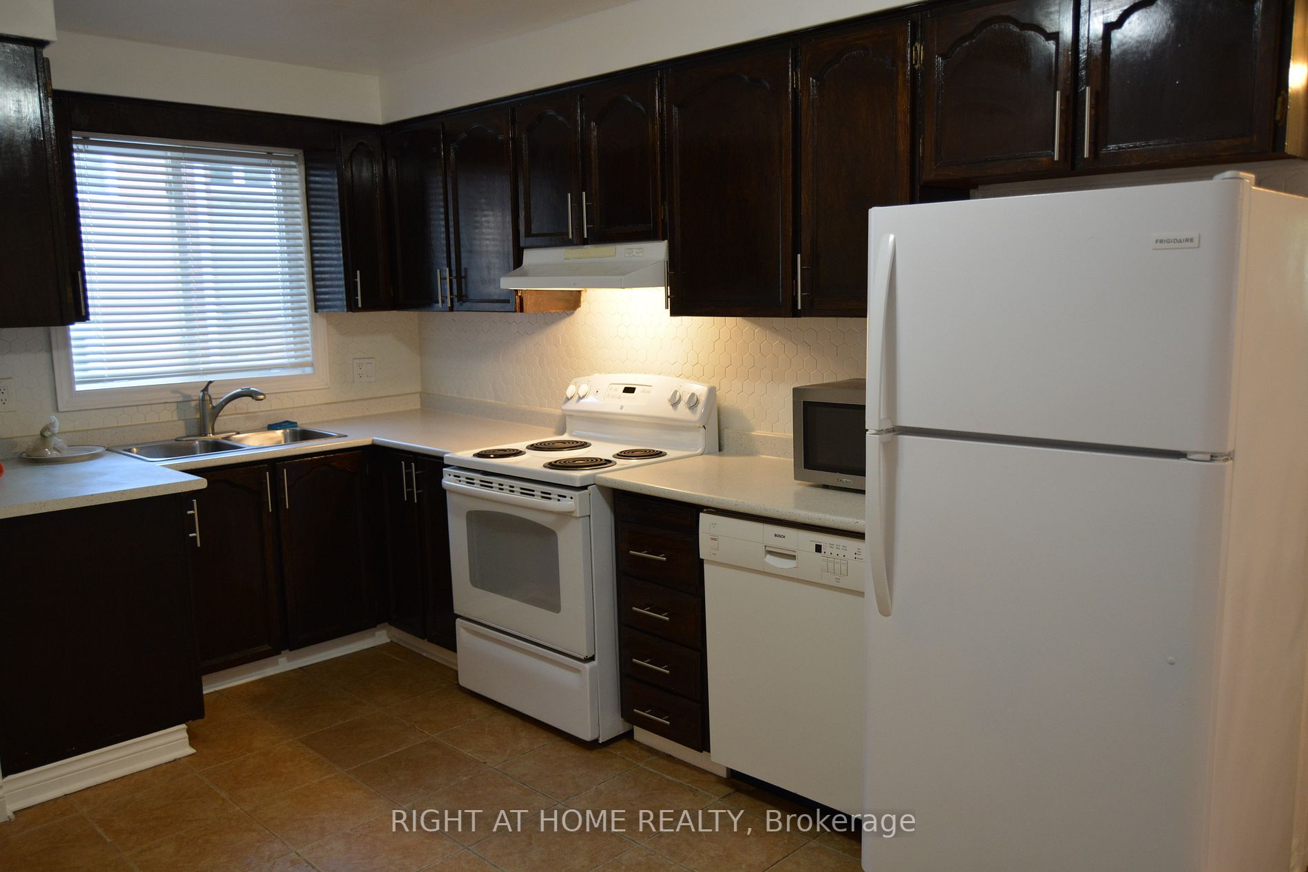 190 Barrie Street W, #Main