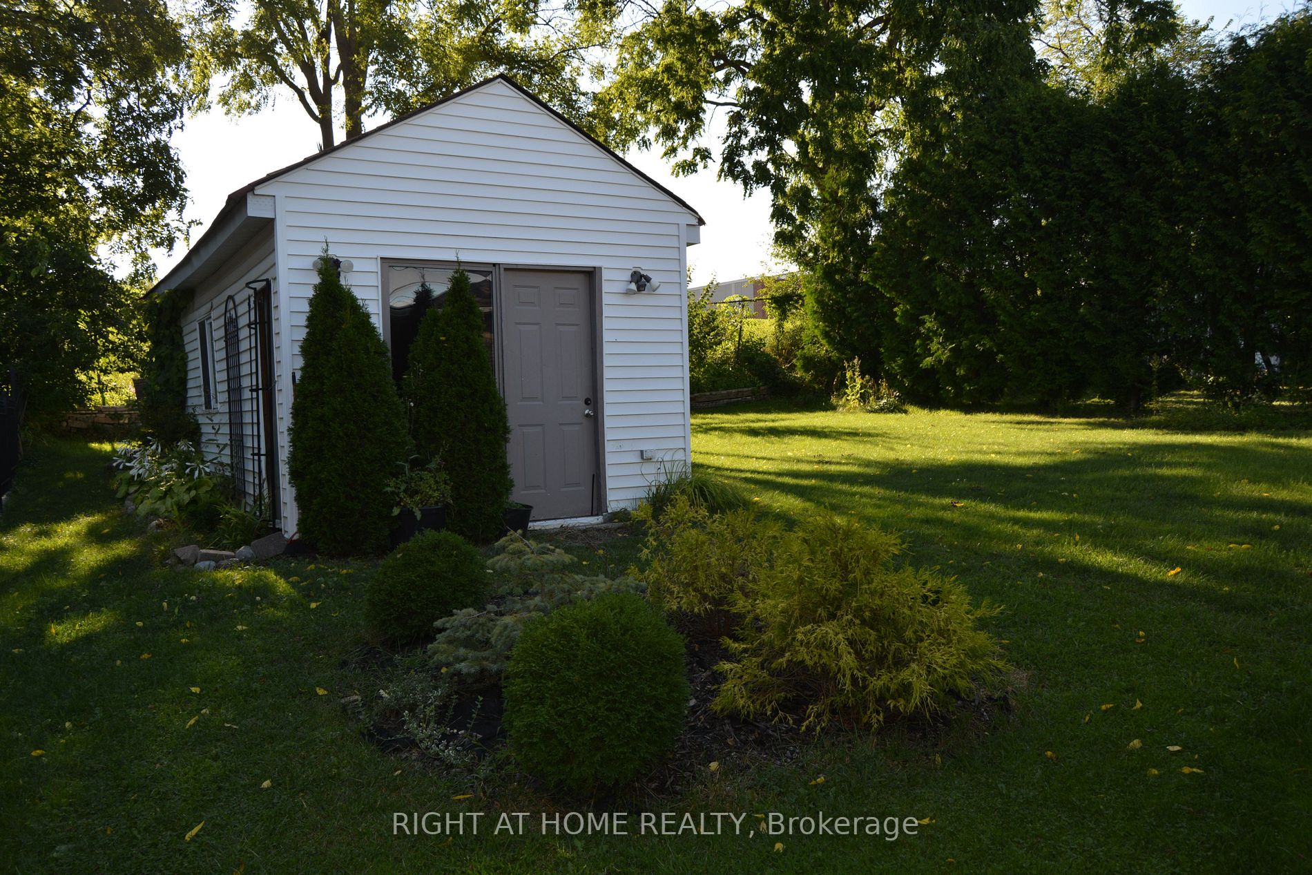 190 Barrie Street W, #Main