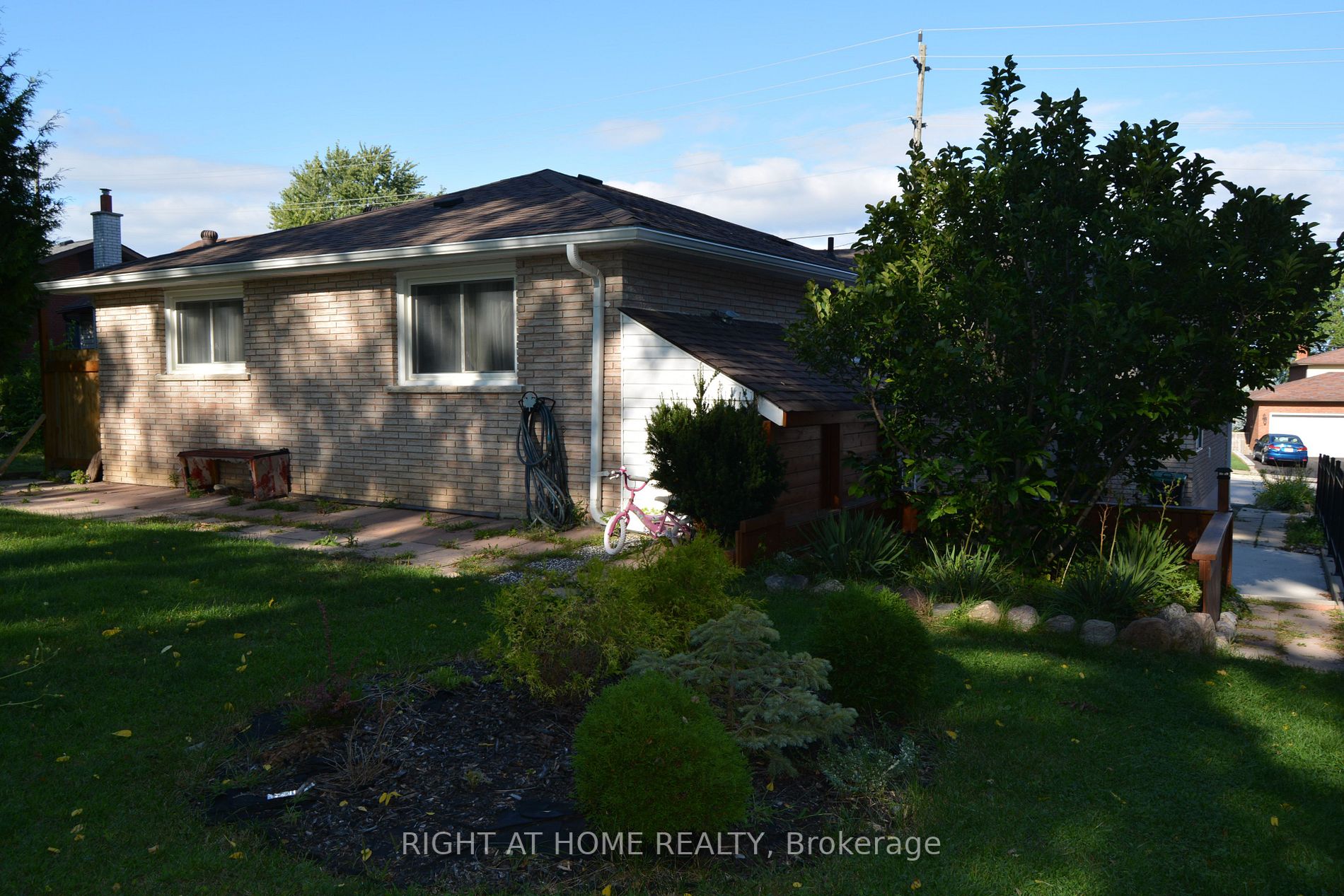 190 Barrie Street W, #Main