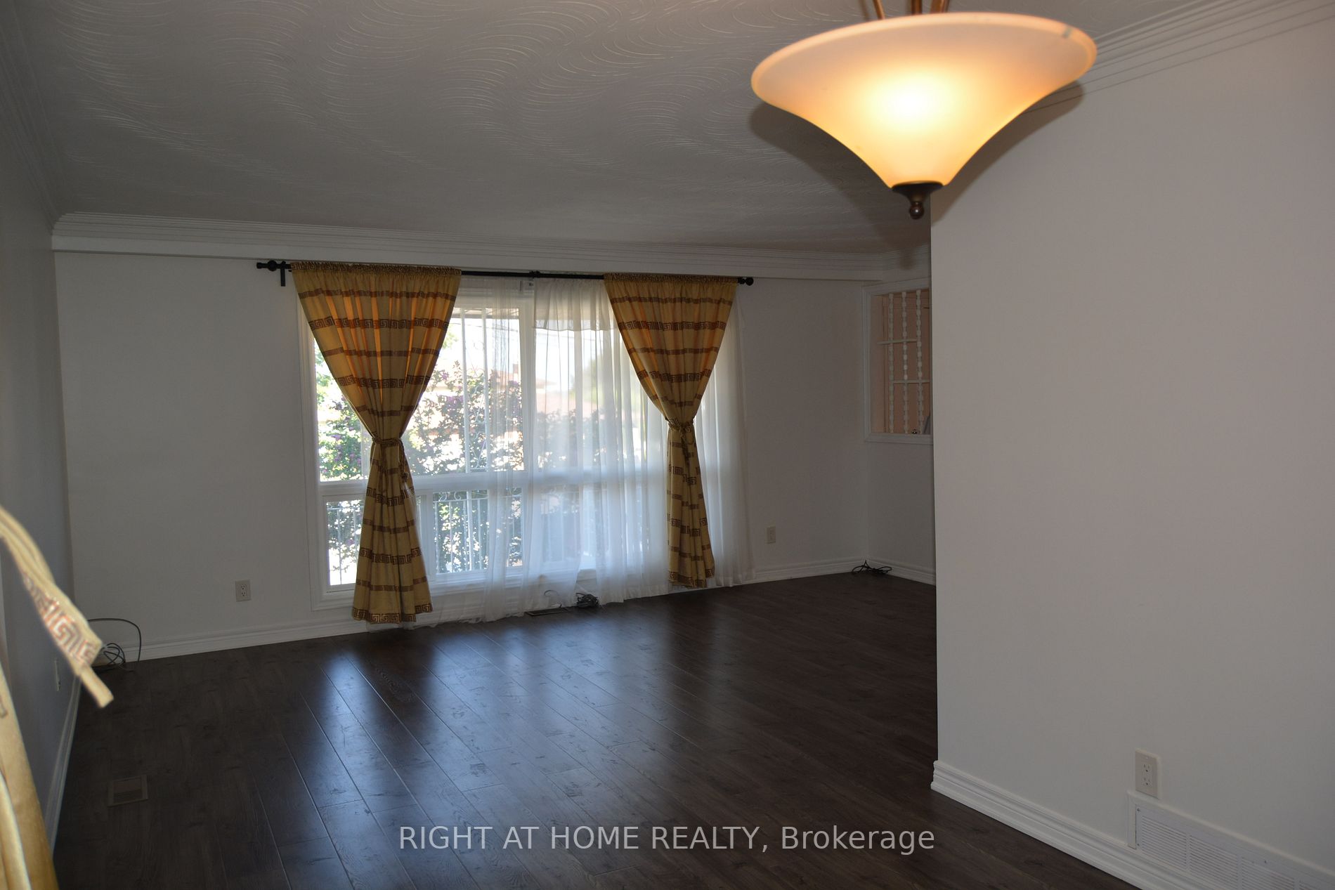 190 Barrie Street W, #Main