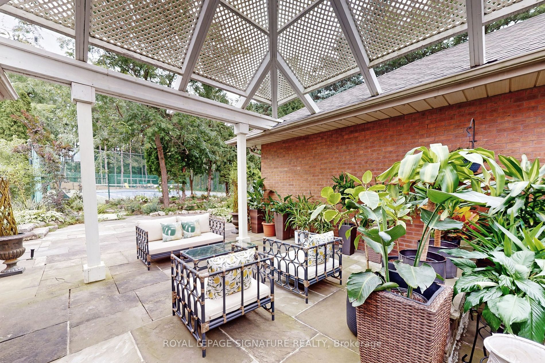 305 Woodland Acres Crescent