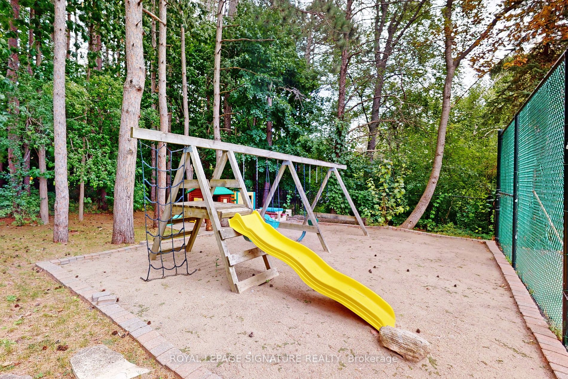 305 Woodland Acres Crescent