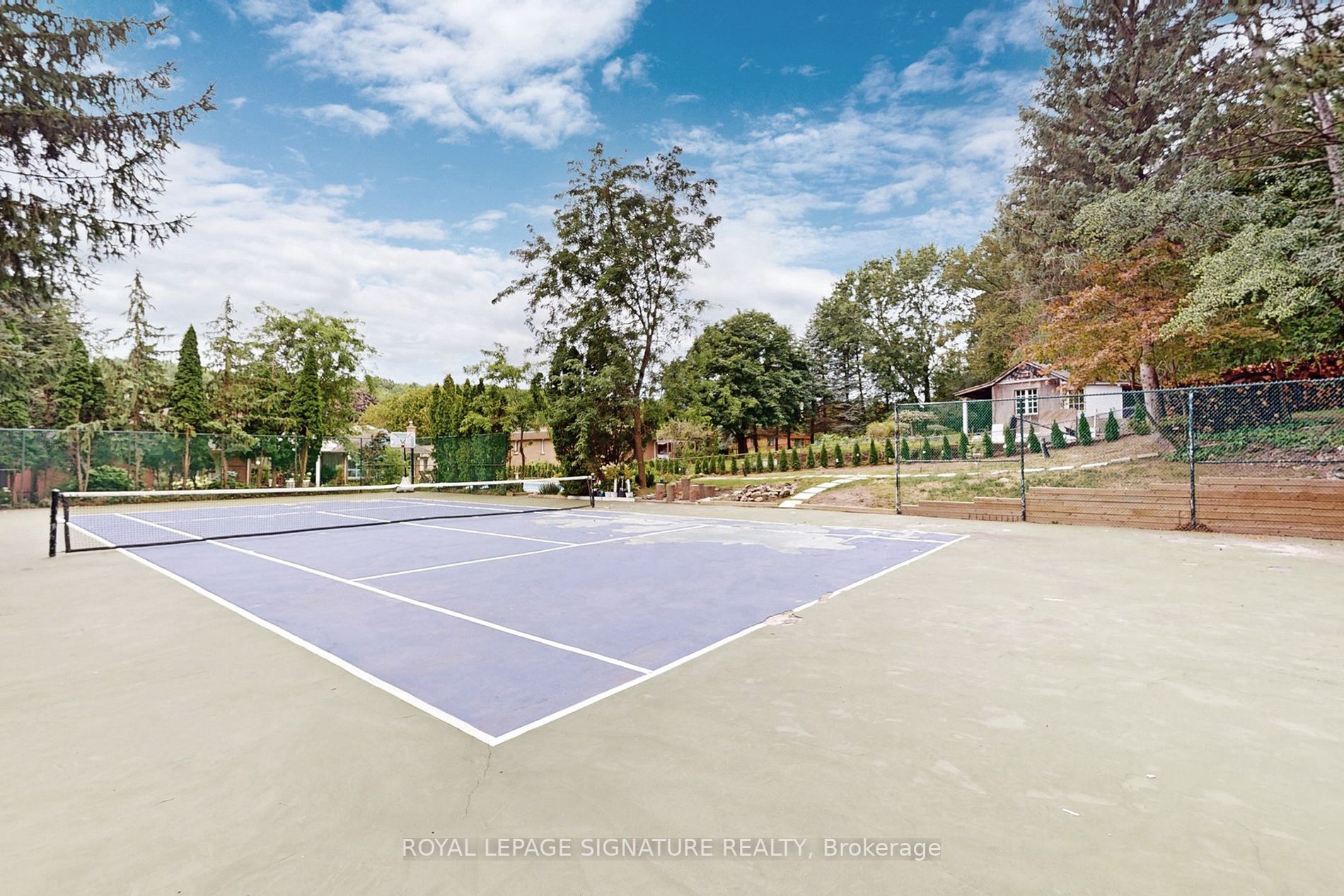 305 Woodland Acres Crescent