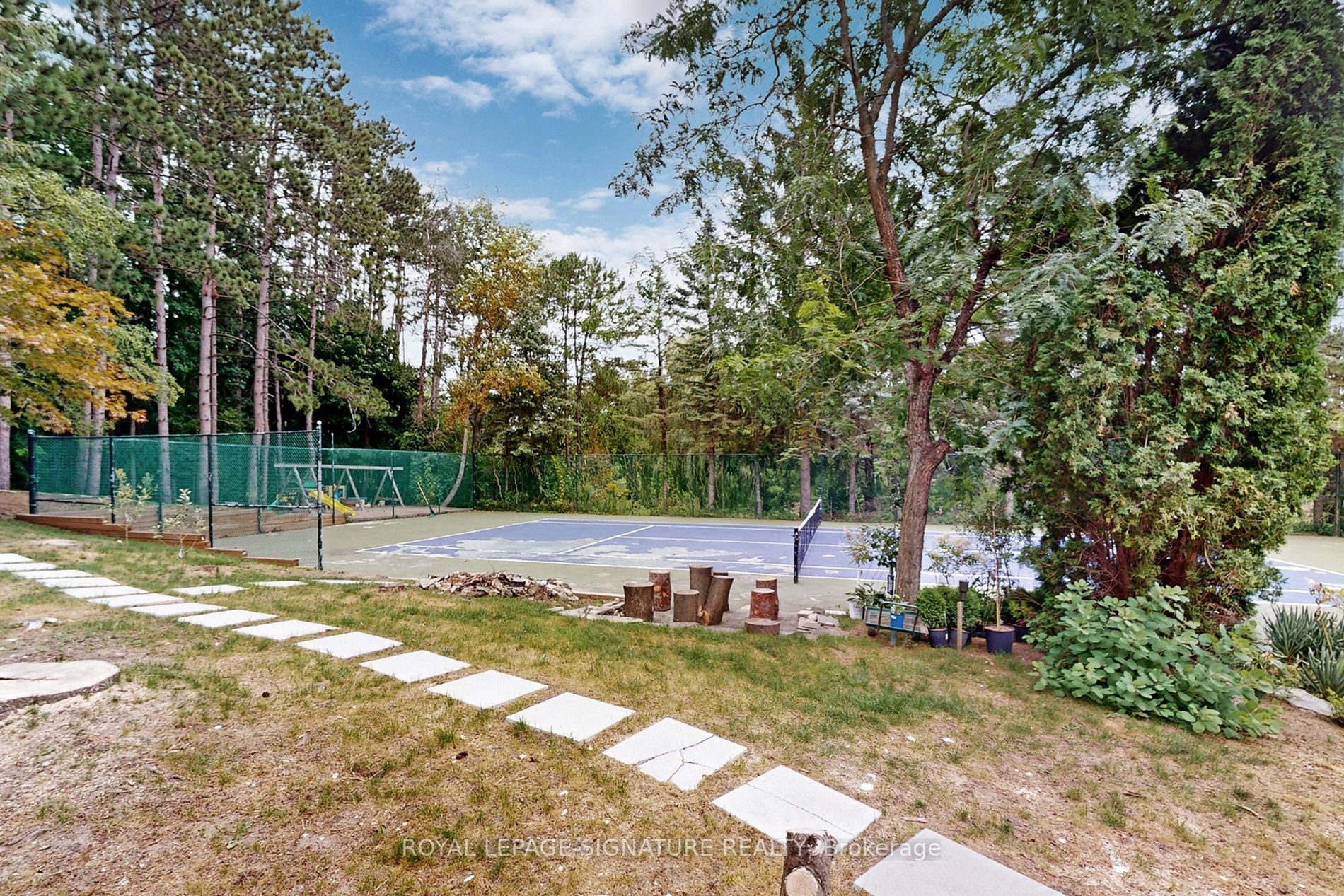 305 Woodland Acres Crescent