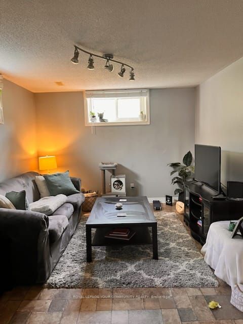 25 Breeze Dr, #Lower