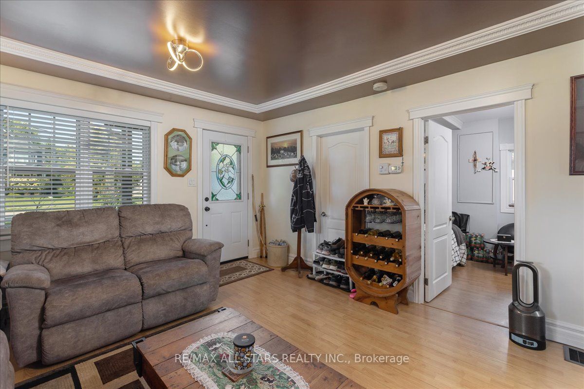 1275 Killarney Beach Rd