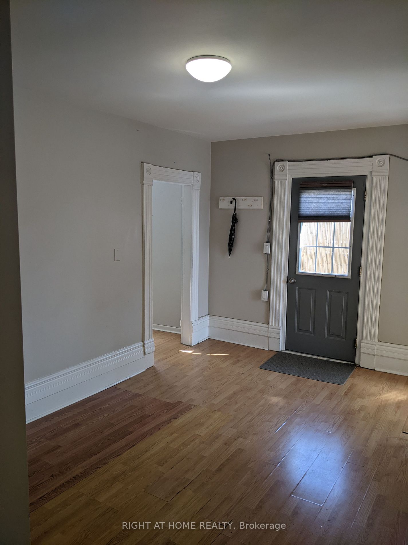 27 Holland St E, #Upper