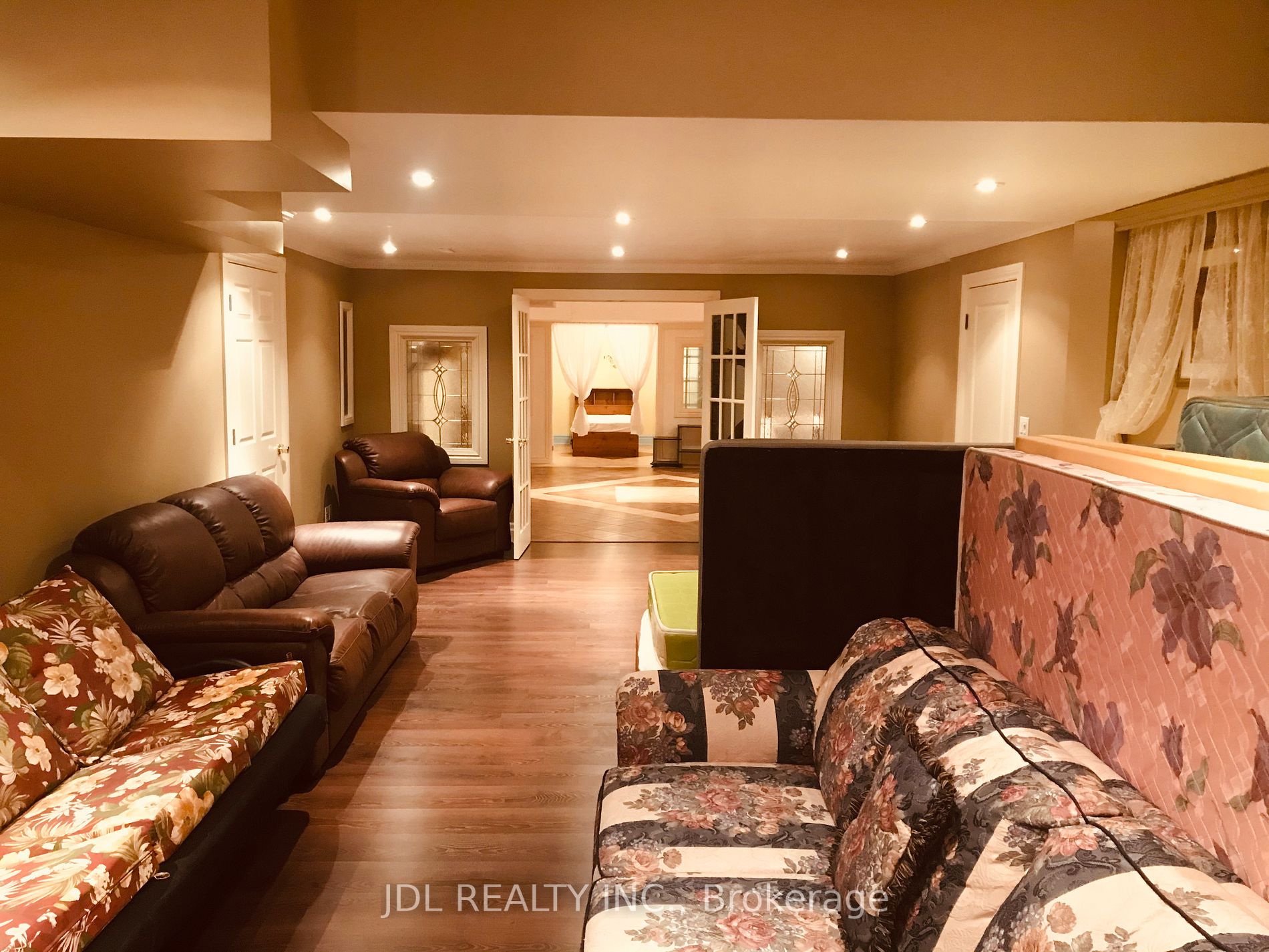 15 Lake Woods Dr W