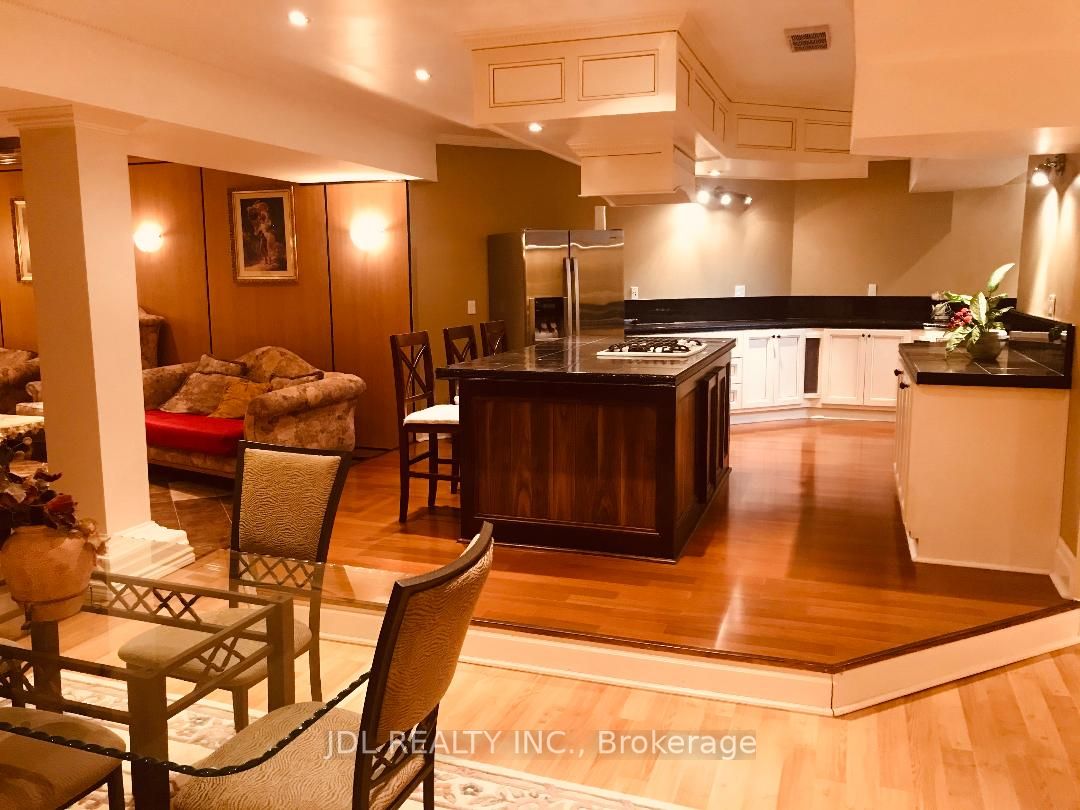 15 Lake Woods Dr W