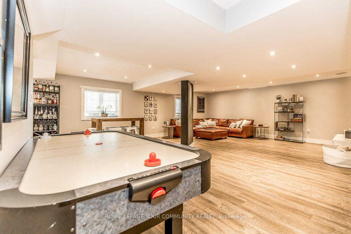 958 Creebridge Cres
