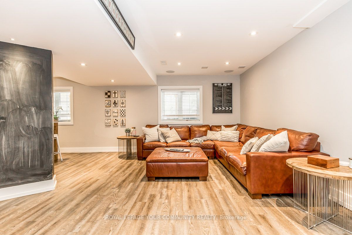 958 Creebridge Cres