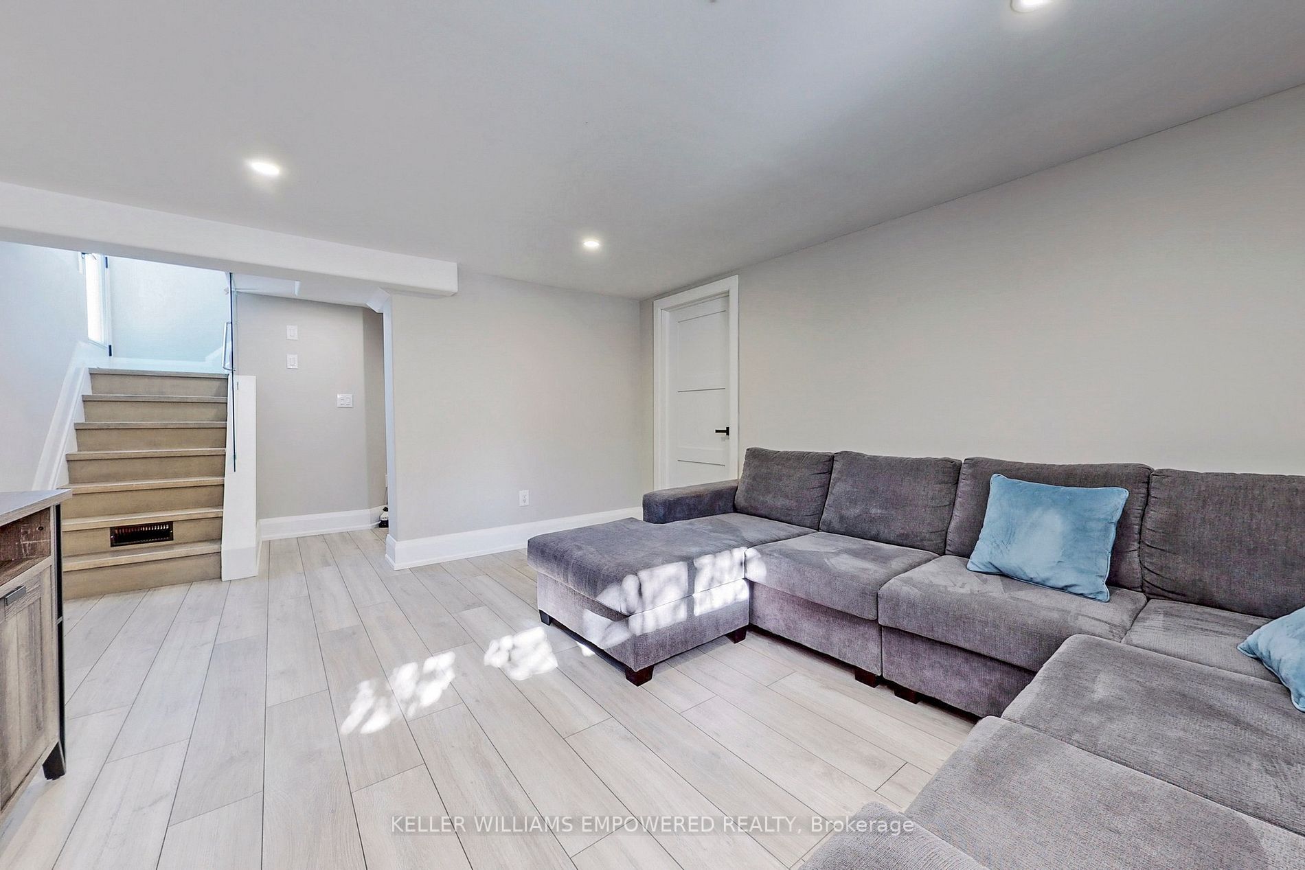 646 Simcoe Rd