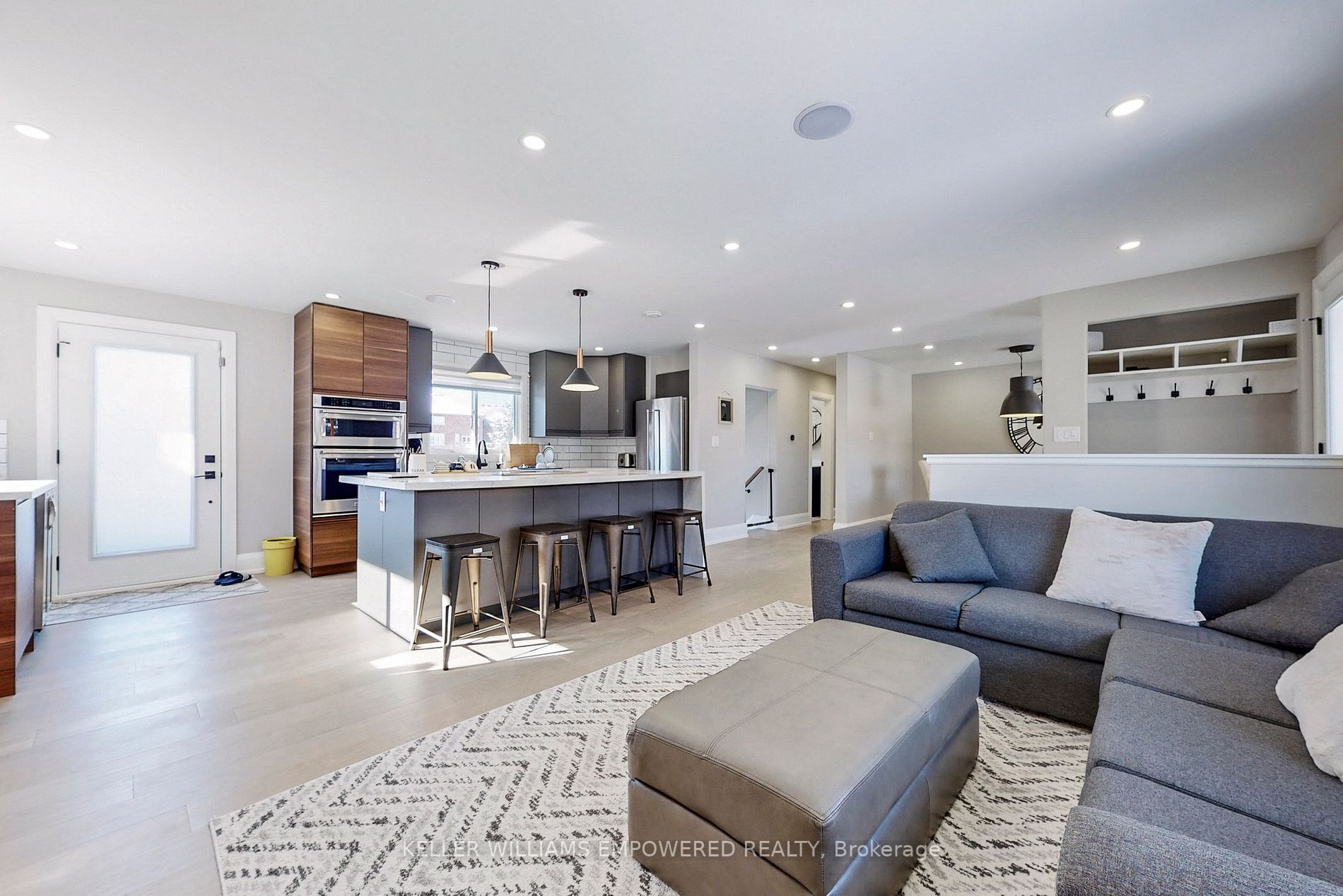 646 Simcoe Rd