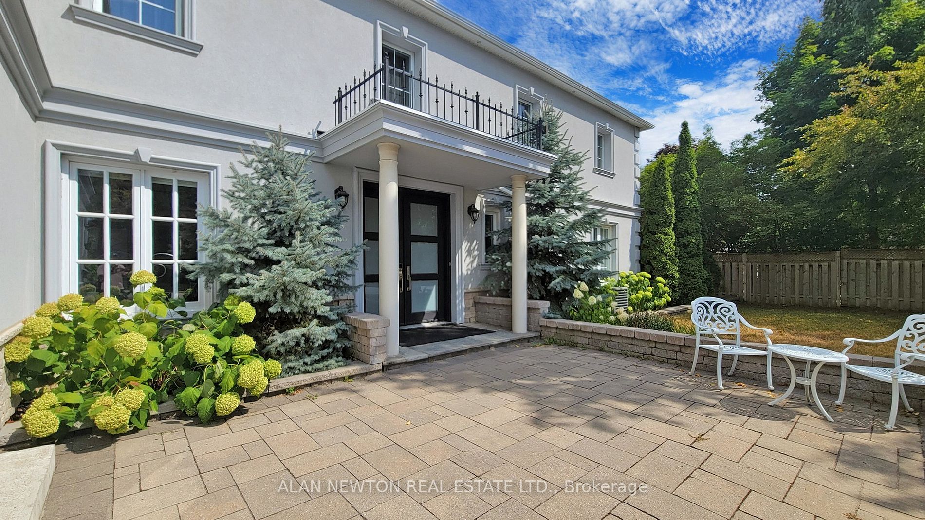 15 Laureleaf Rd