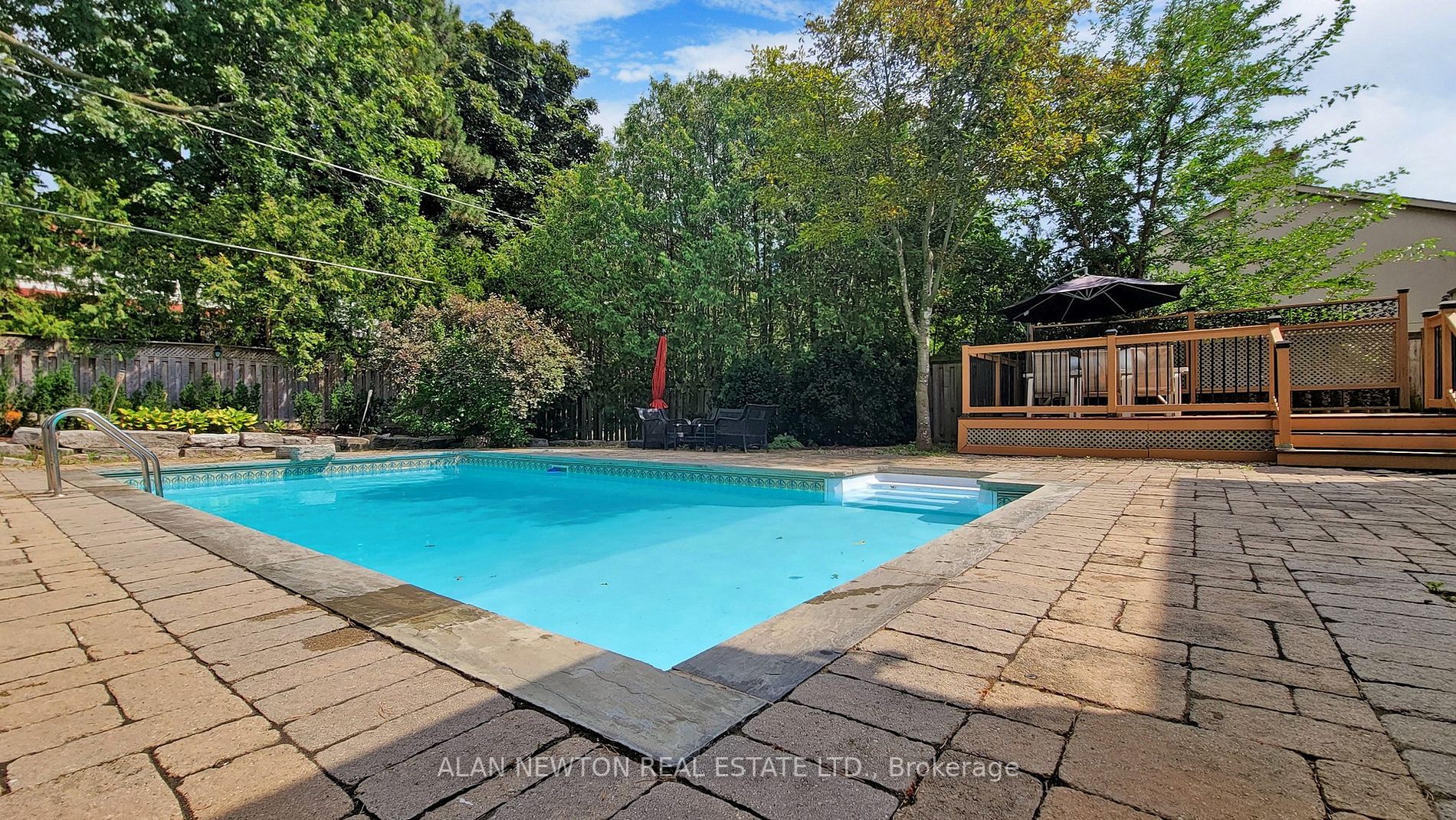 15 Laureleaf Rd