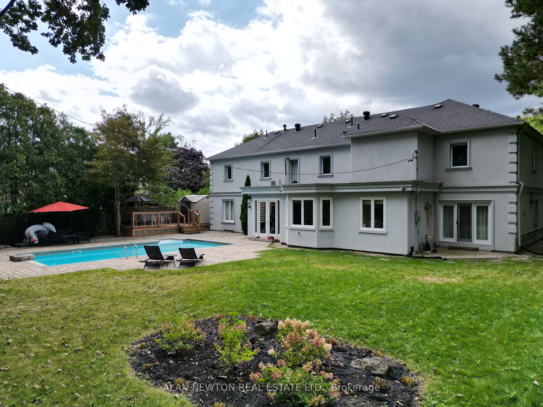 15 Laureleaf Rd