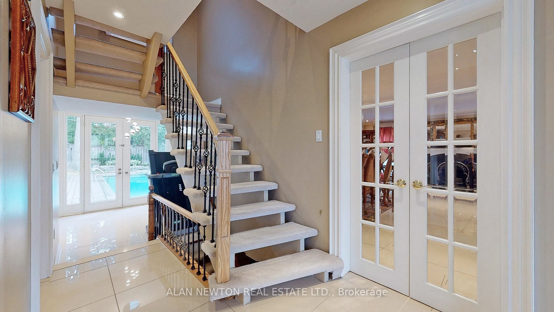 15 Laureleaf Rd