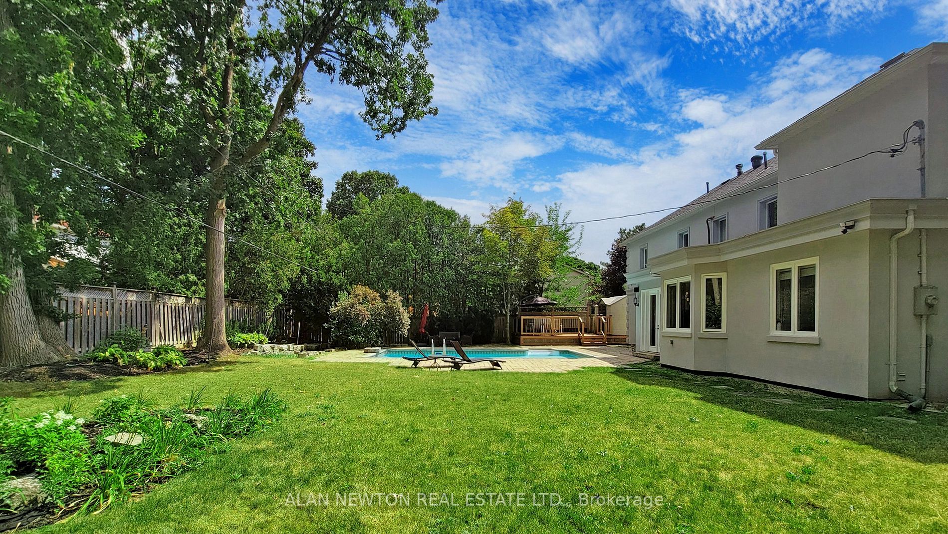 15 Laureleaf Rd