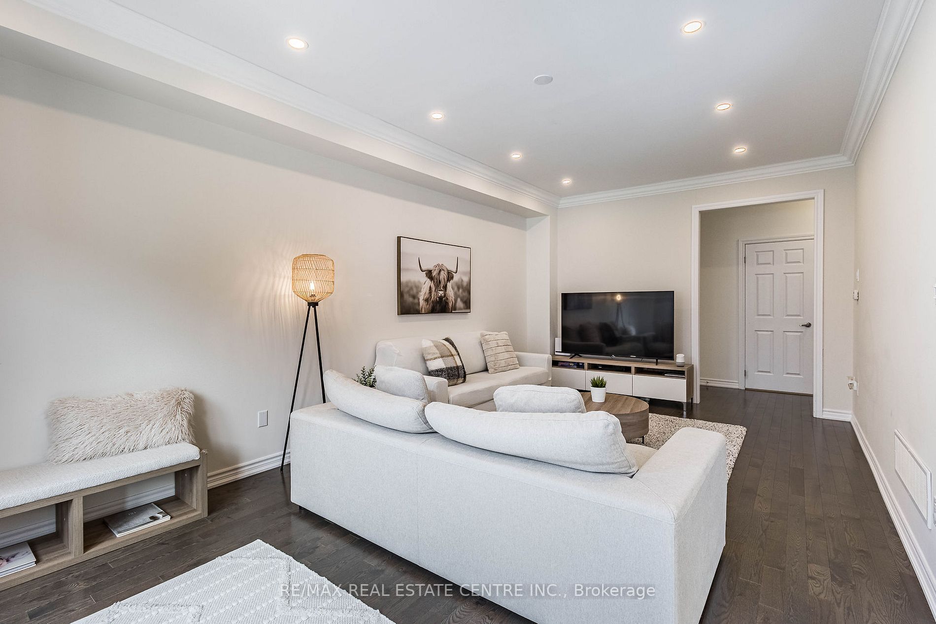 1153 Peelar Cres