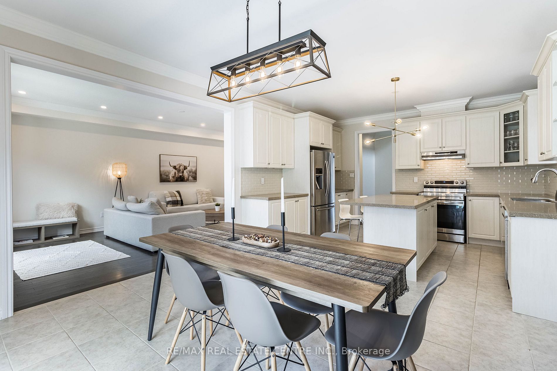 1153 Peelar Cres