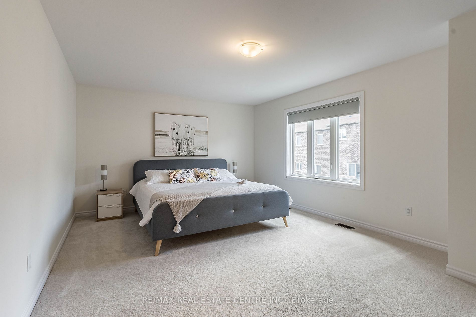 1153 Peelar Cres