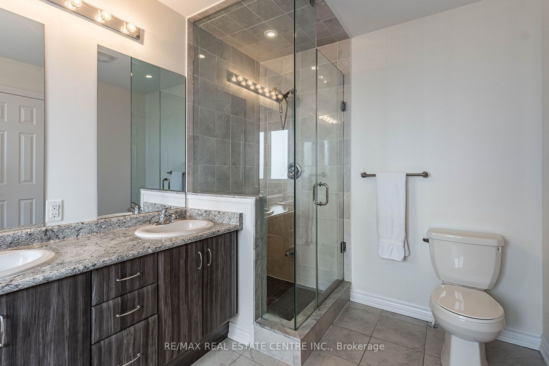 1153 Peelar Cres