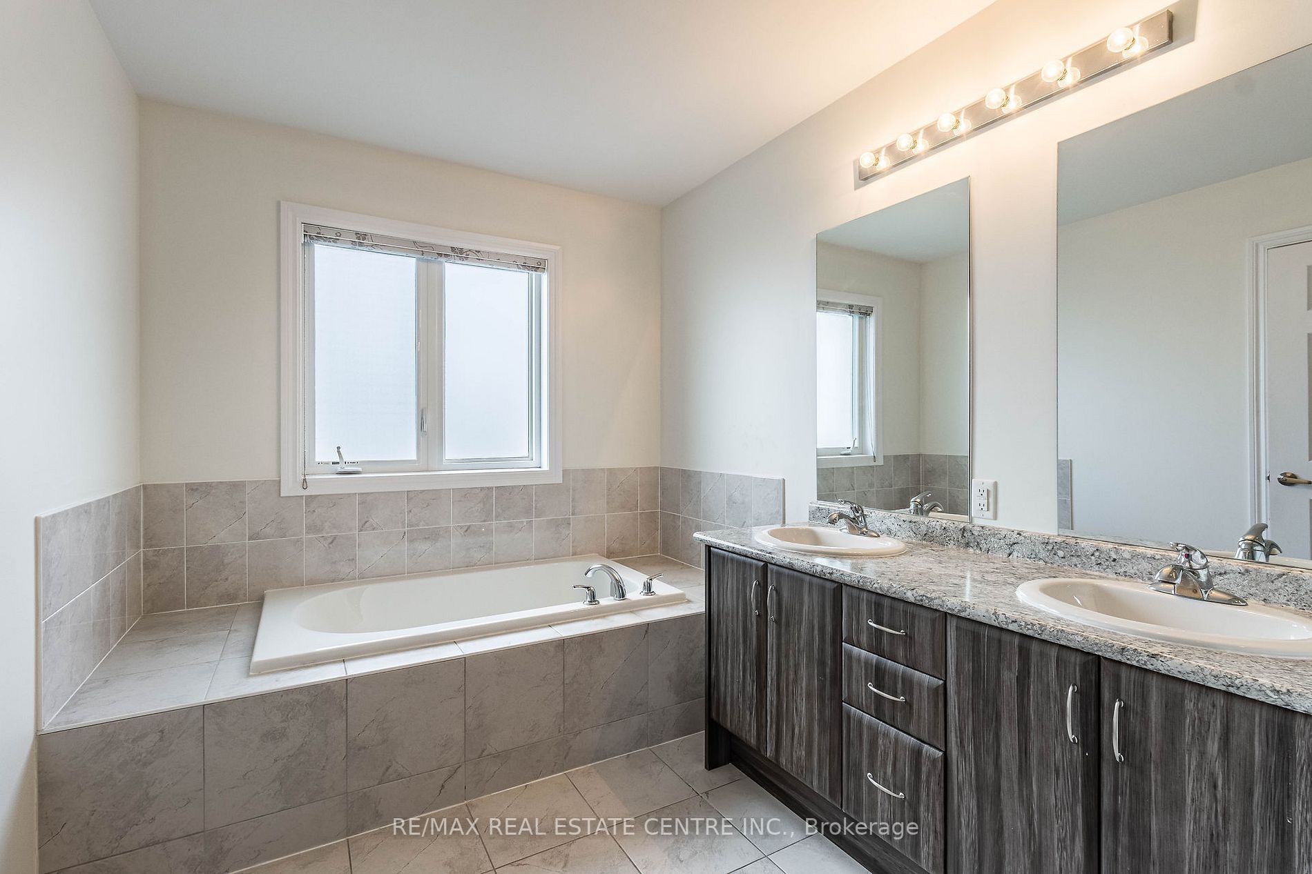 1153 Peelar Cres