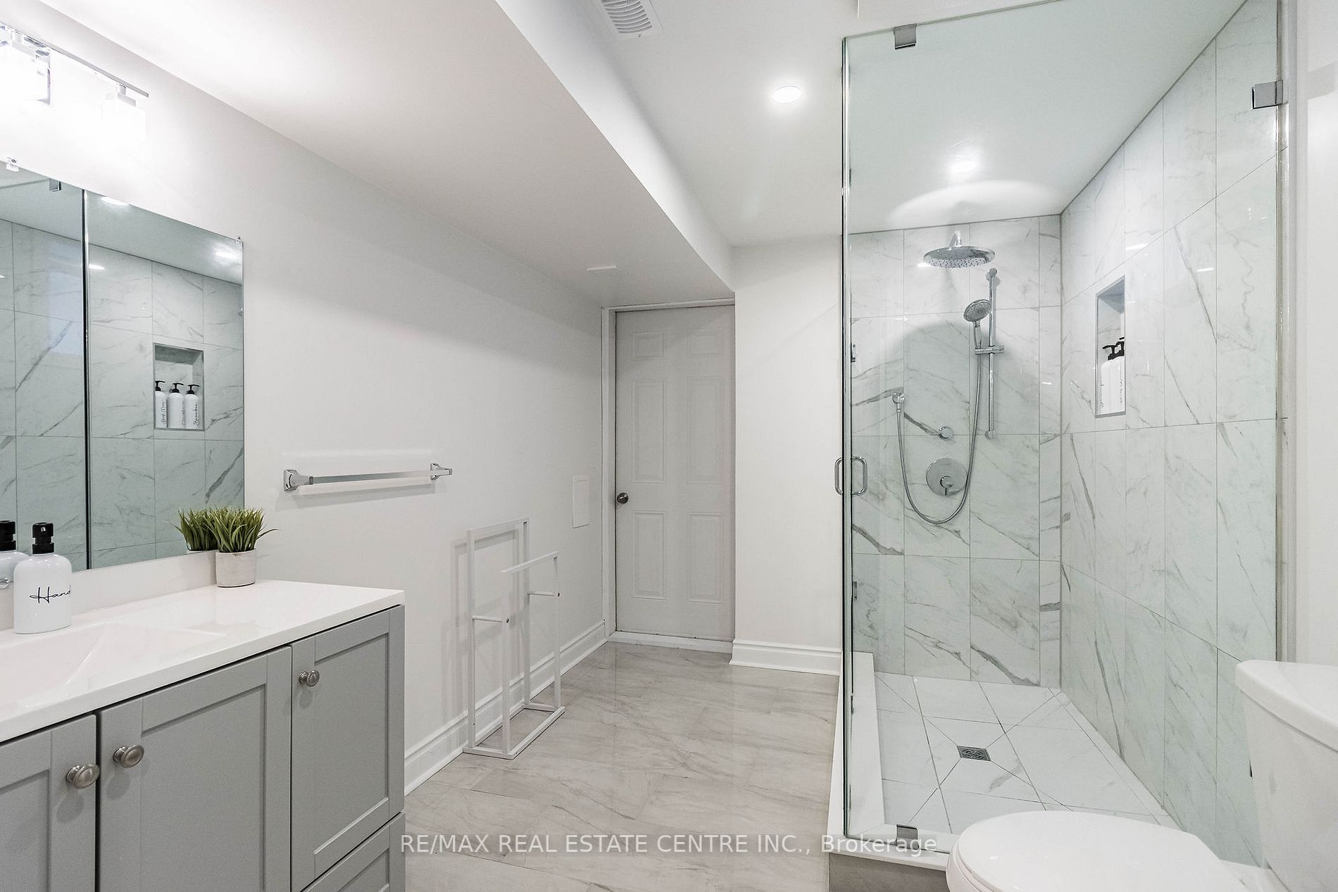 1153 Peelar Cres