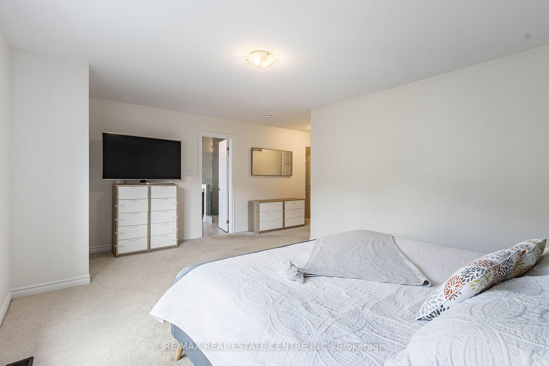1153 Peelar Cres