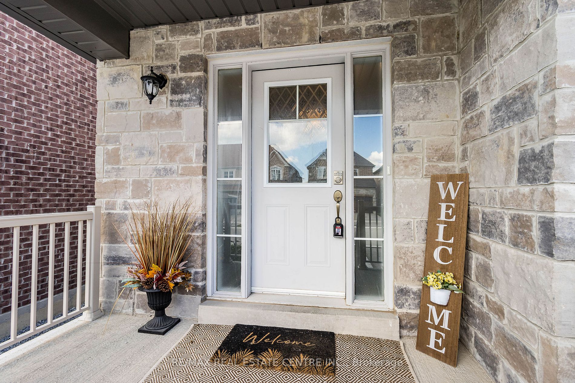 1153 Peelar Cres