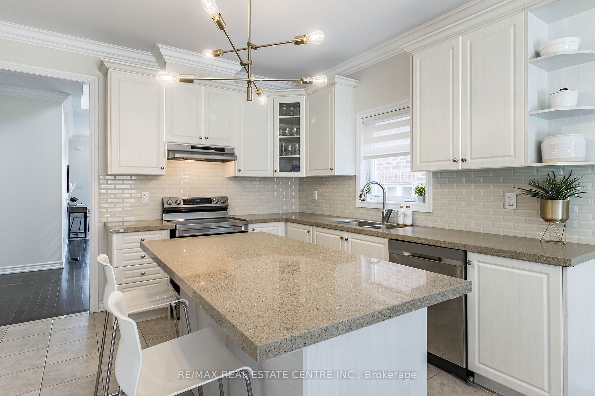 1153 Peelar Cres