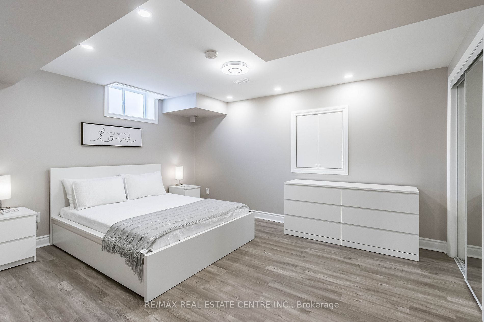 1153 Peelar Cres