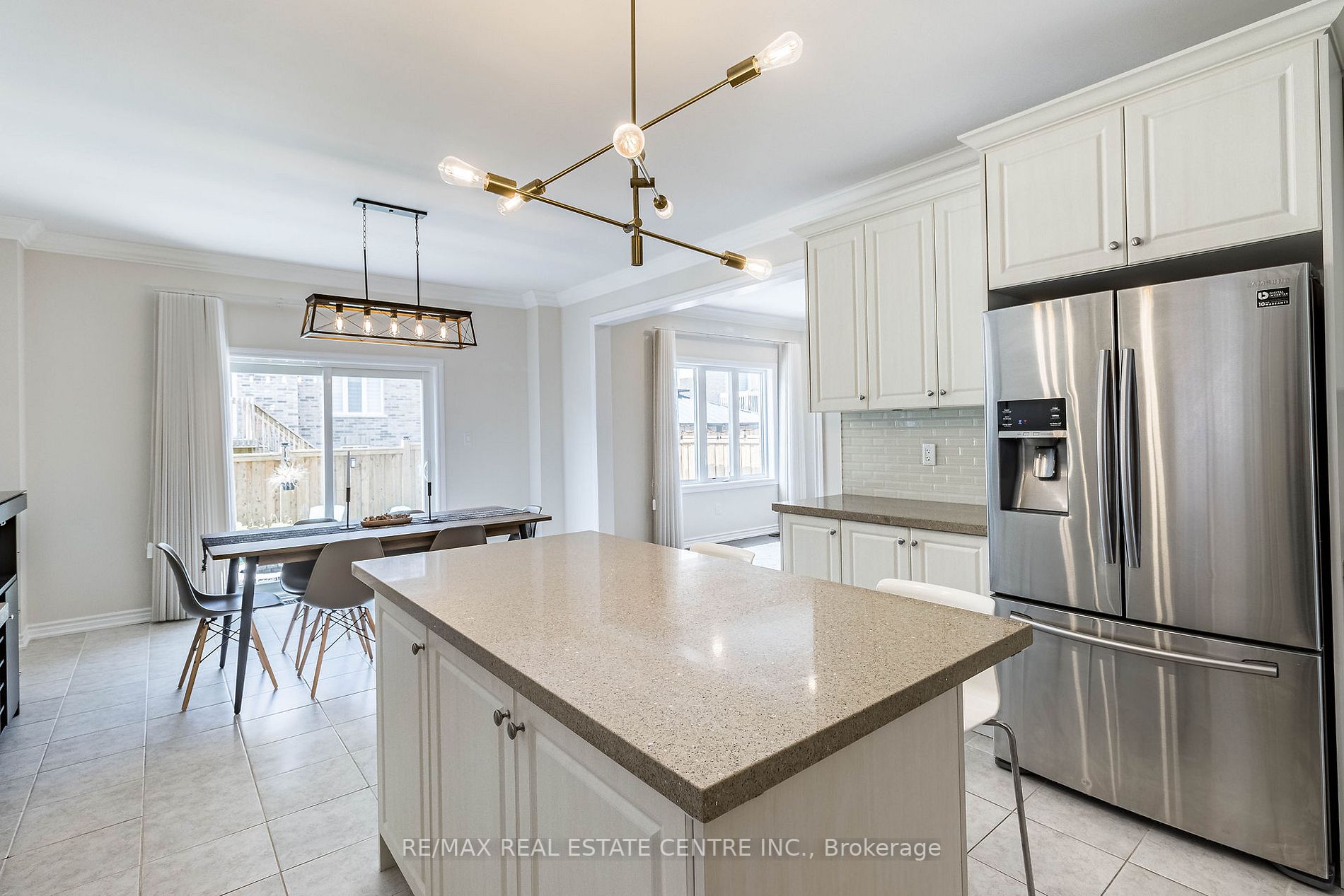 1153 Peelar Cres