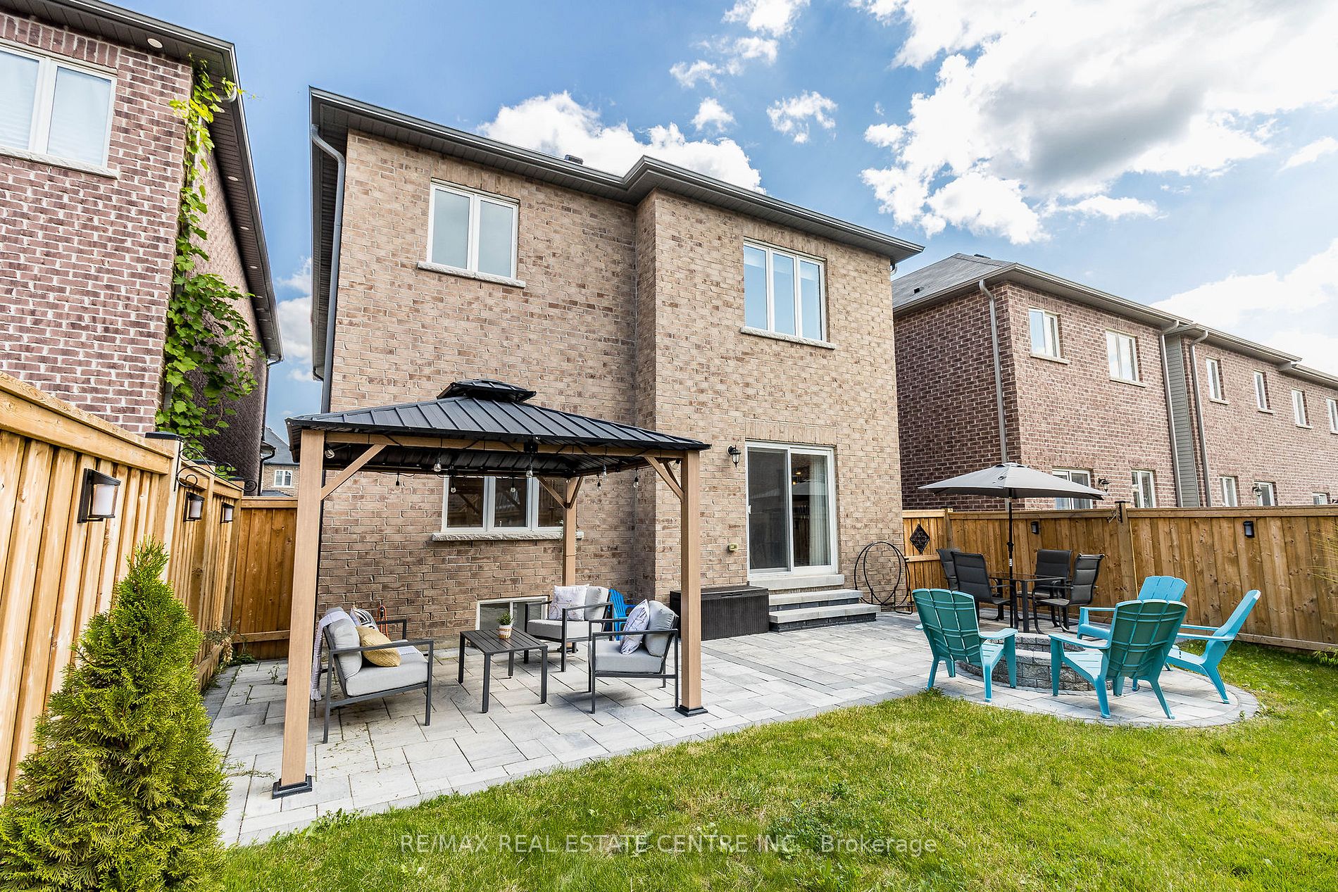1153 Peelar Cres
