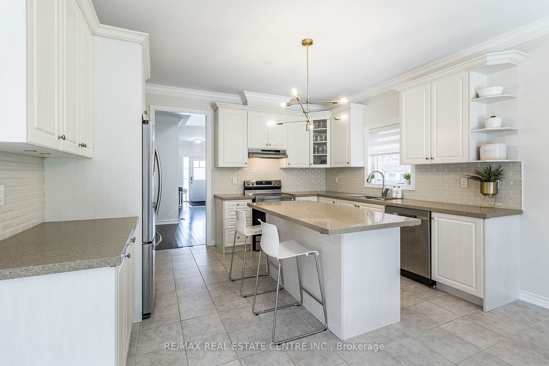 1153 Peelar Cres