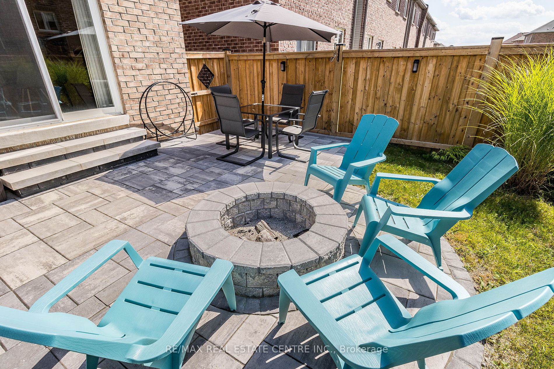 1153 Peelar Cres