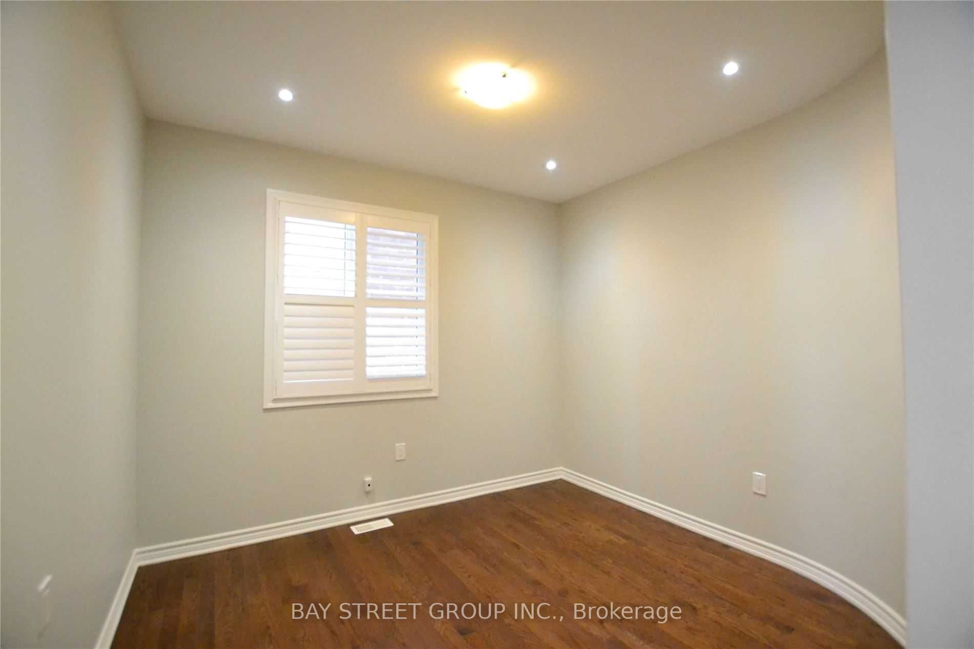 6 Degraaf Cres