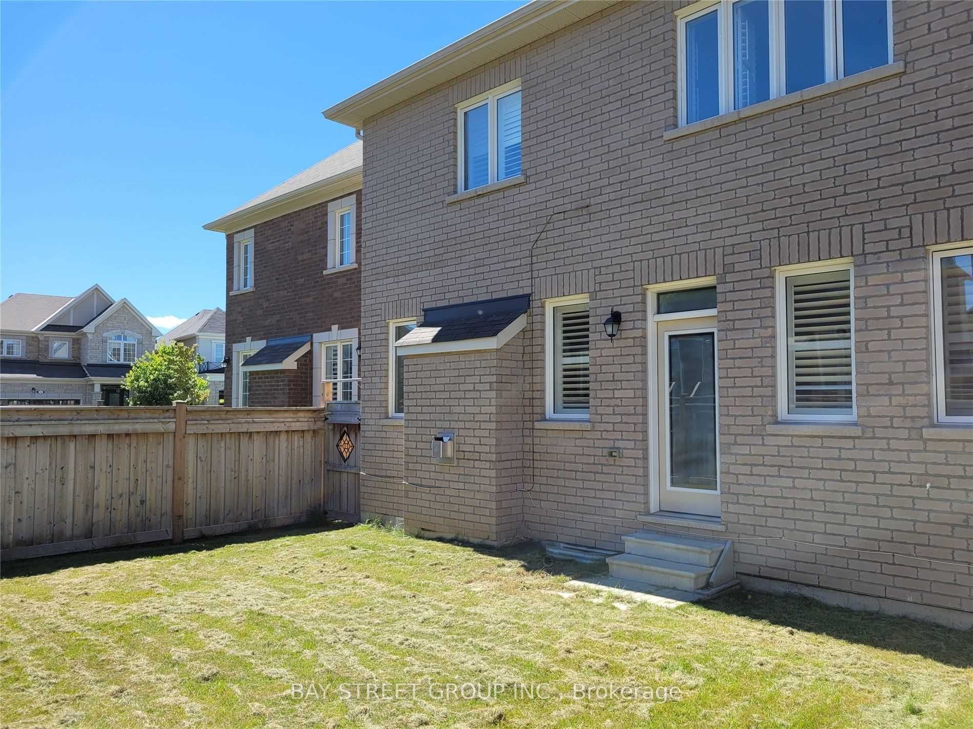 6 Degraaf Cres