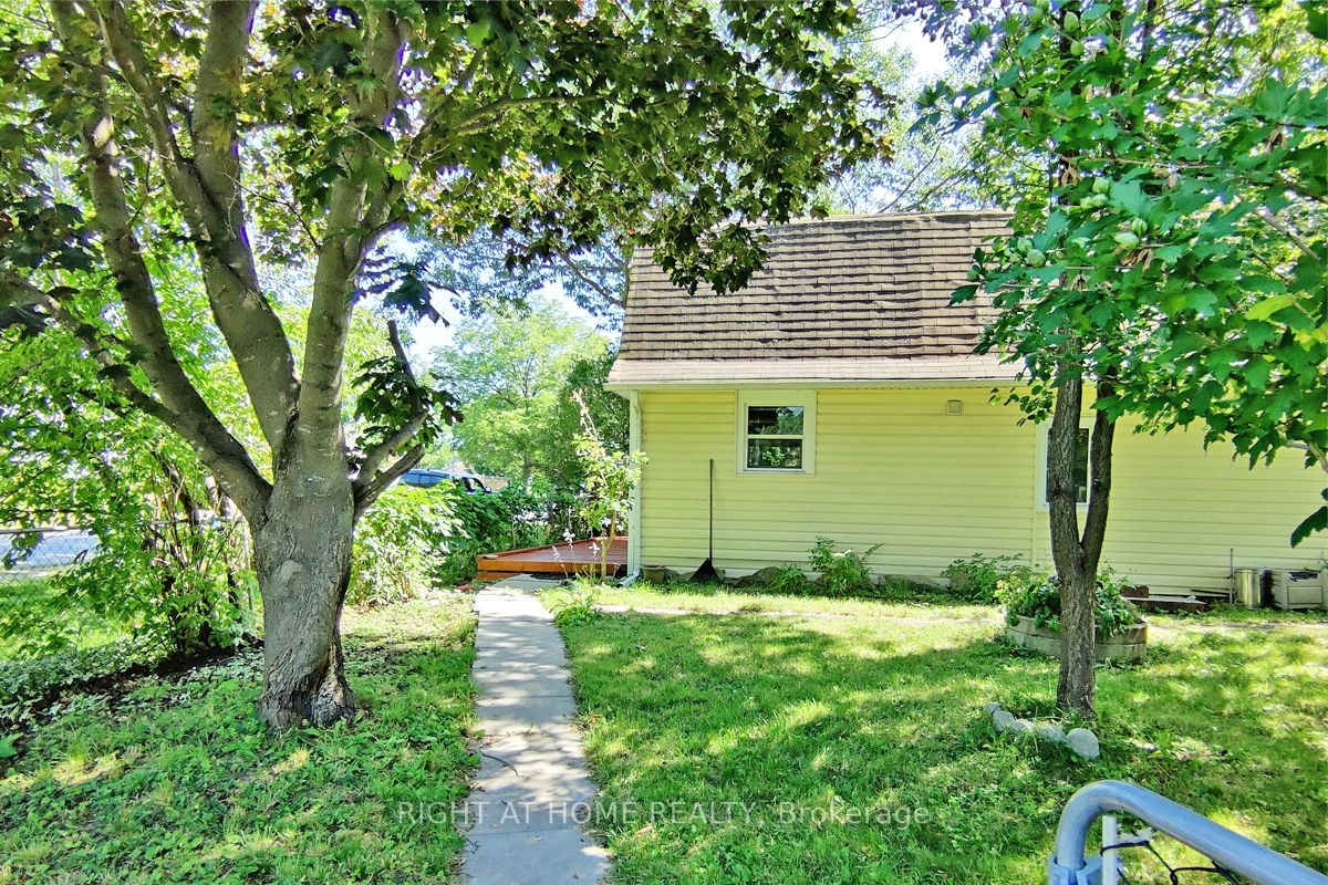 1058 Isabella St