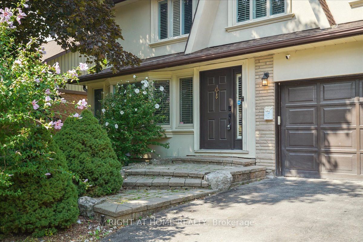 217 Centre St W