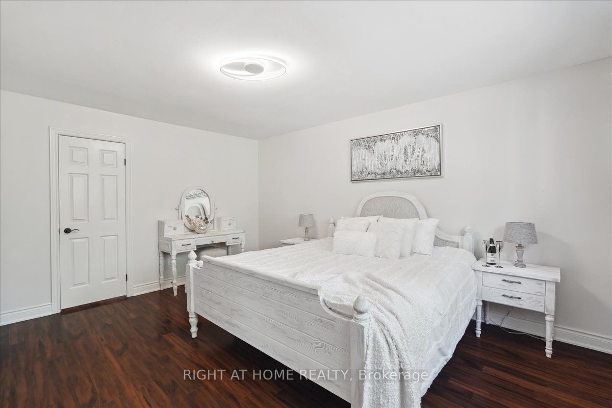 217 Centre St W