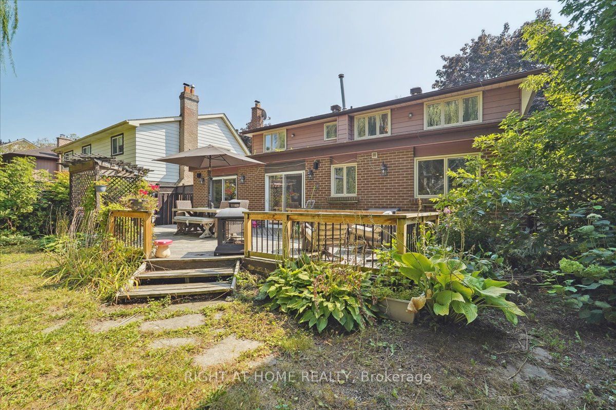 217 Centre St W