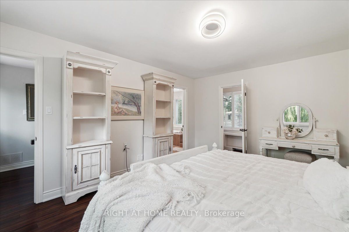217 Centre St W