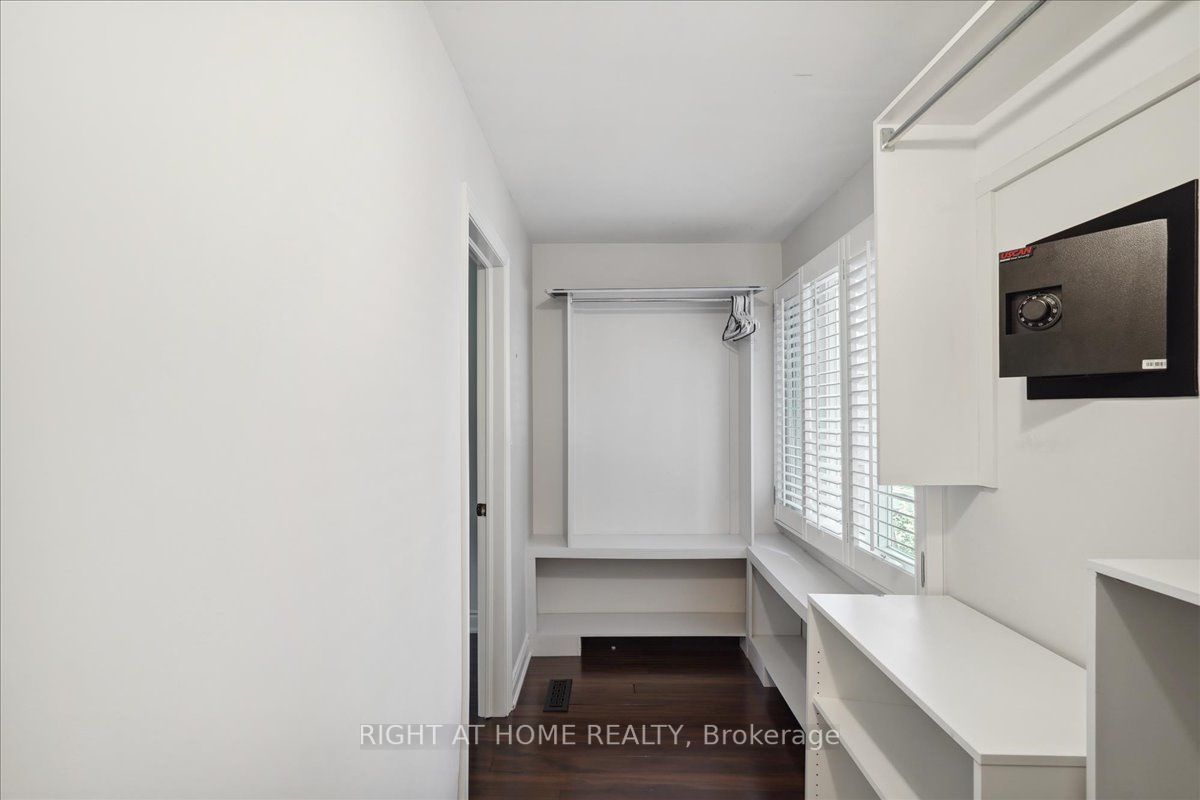 217 Centre St W