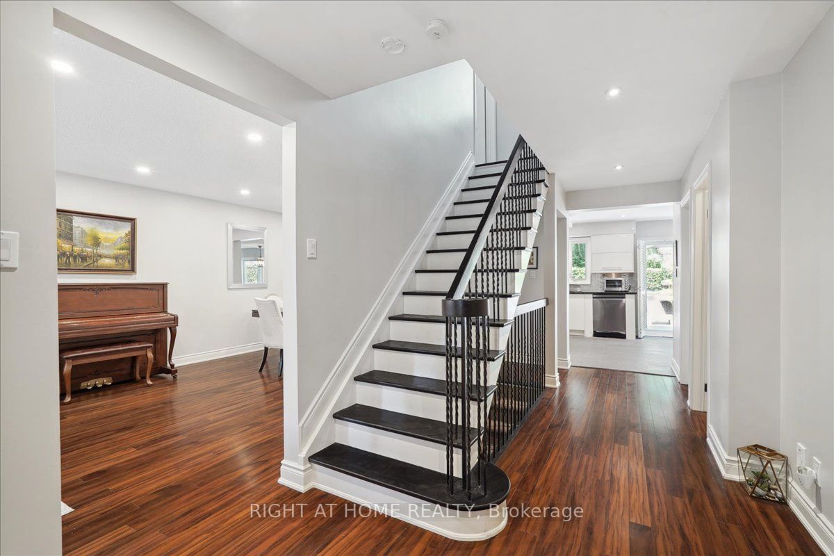 217 Centre St W