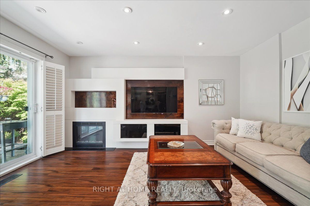 217 Centre St W