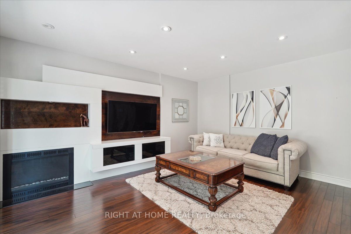 217 Centre St W