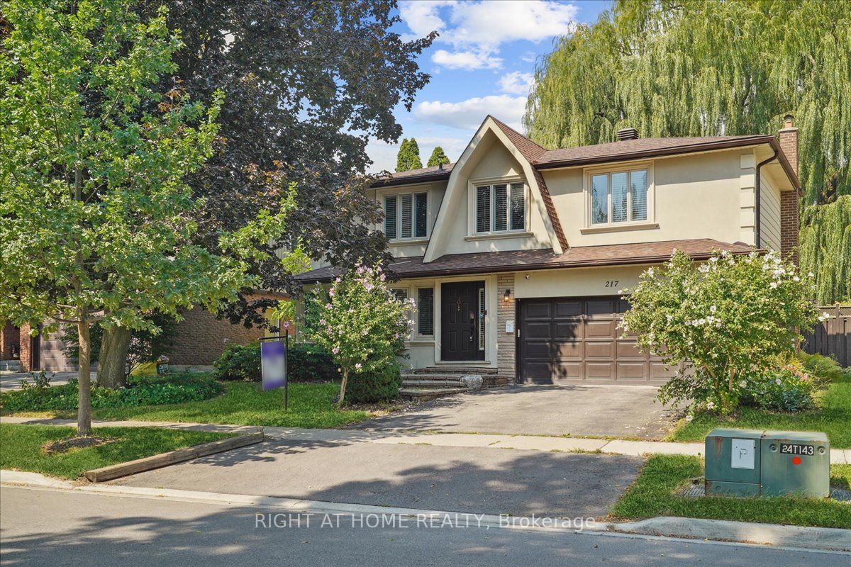 217 Centre St W